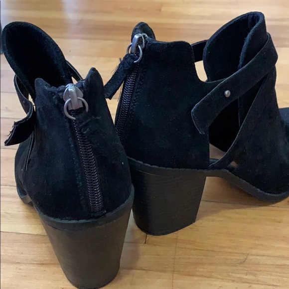 3/20$ -Rampage-Black Bootie Heels - Picture 6 of 6